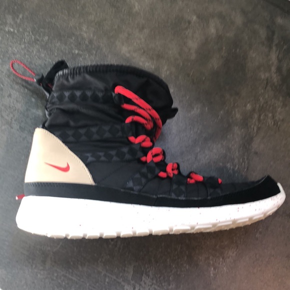 Comfy Nike Snow Boot - Picture 1 of 6